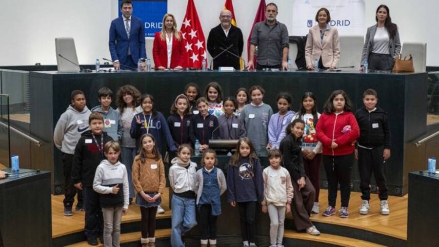 El delegado de Políticas Sociales, Familia e Igualdad, José Fernández, preside la extraordinaria sesión plenaria infantil