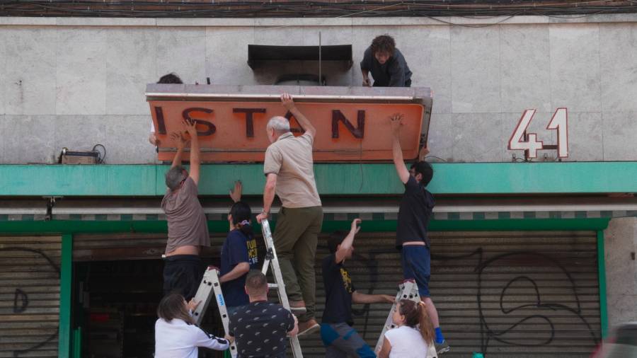 La película también rinde culto a establecimientos arraigados en varios barrios