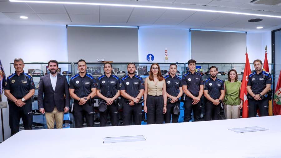 La alcaldesa en funciones de Alcobendas, Marta Martín, y el concejal de Seguridad, Carlos Rodrigo, junto a varios agentes de la Policía Local en el Centro de Comunicaciones de la Base Norte