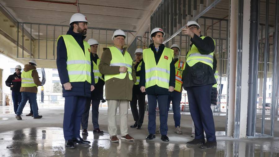 El consejero de Educación, Ciencia y Universidades, Emilio Viciana, en su visita a las obras del primer colegio de nueva construcción que ofrecerá 1º y 2º de ESO durante el próximo curso en El Cañaveral
