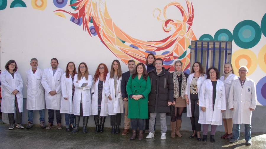 La concejala de Salud, Virginia Benito, junto al alcalde, Miguel Ángel Recuenco, con la plantilla del Centro de Tratamiento de Adicciones de la ciudad